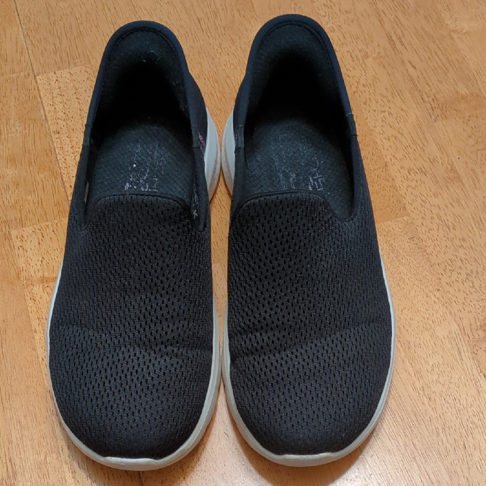 Skechets GoWalk Black Slip-On Sneakers. Size 8